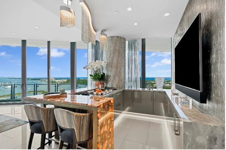 Luxury.com – Shop Luxury Fashion & Exclusive Trends